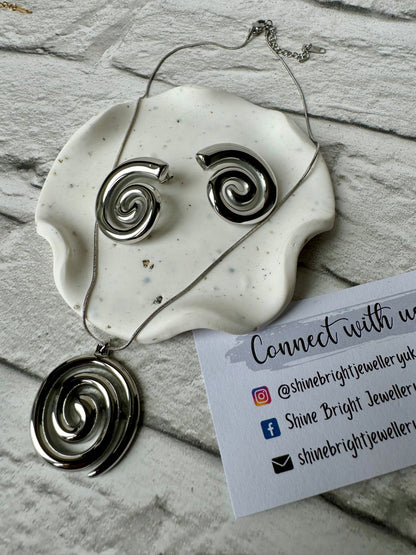 Circle Pendant Necklace [Leigh]