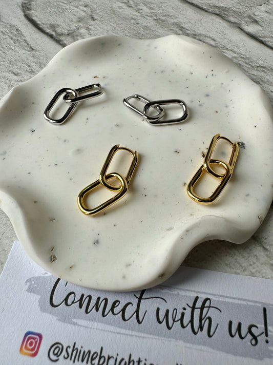 Geometric Oval Hoop Huggie Earrings [Freya]