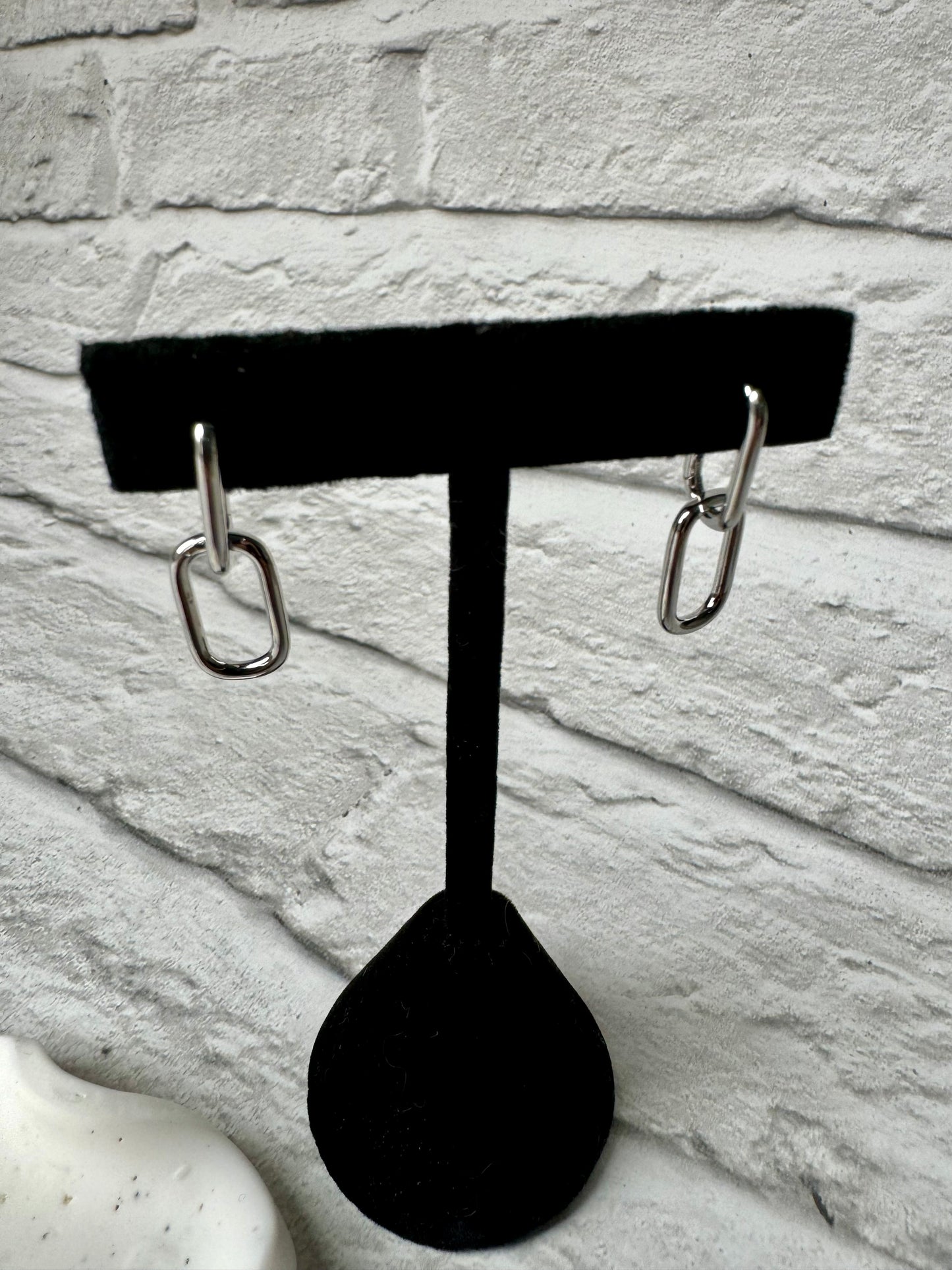 Geometric Oval Hoop Huggie Earrings [Freya]