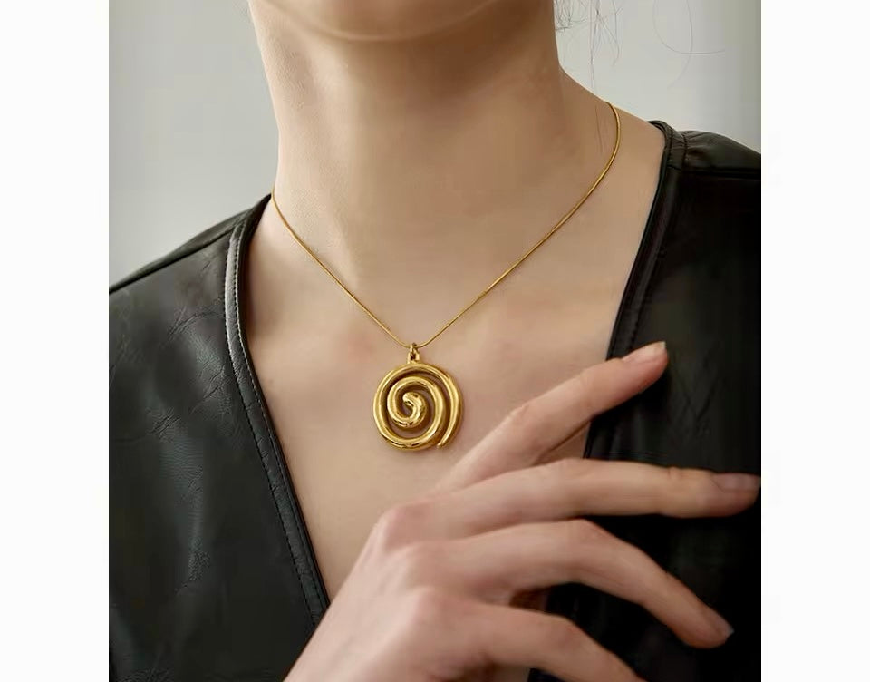 Circle Pendant Necklace [Leigh]